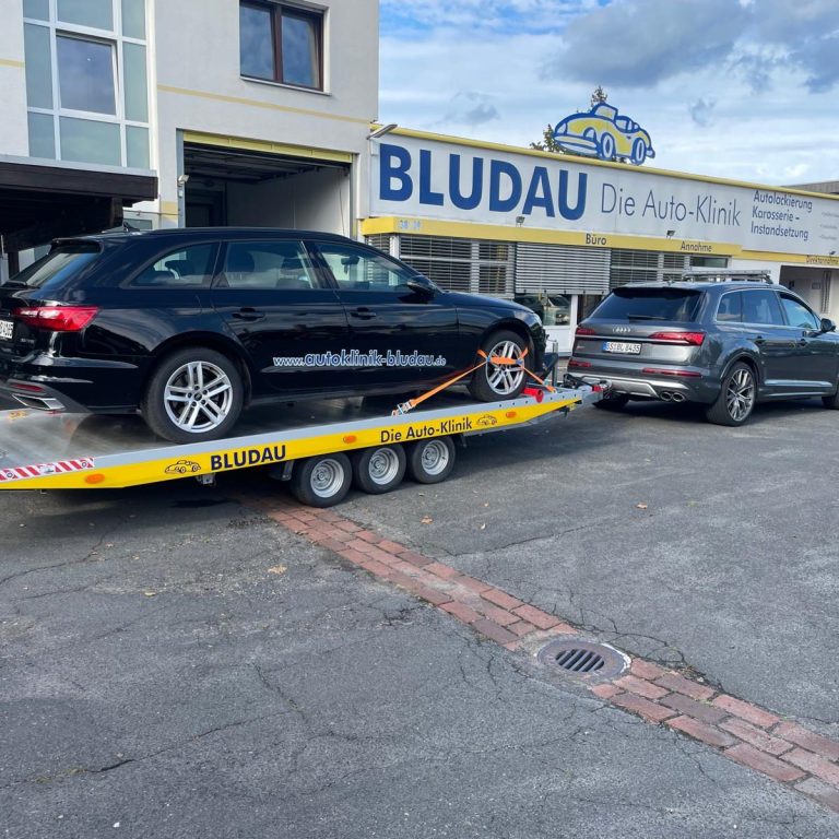Eigener Abschleppwagen mit Fahrzeug vor der Autoklinik Bludau in Braunschweig