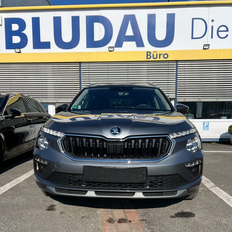 Nachher: Skoda nach Unfallreparatur vor der Autoklinik Bludau Braunschweig