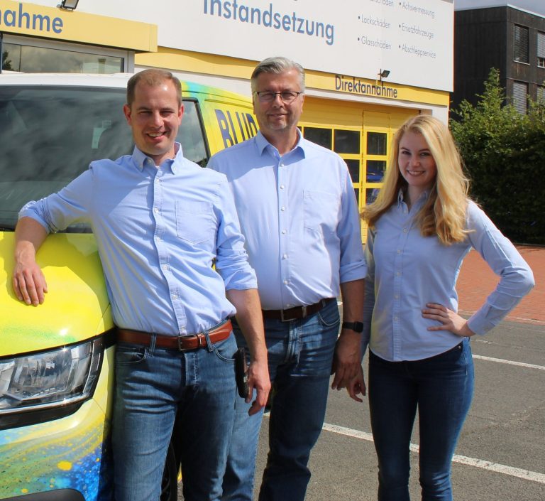 Familie Bludau in vierter Generation vor der Werkstatt in Braunschweig