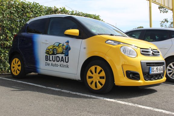 Leihwagen der Autoklinik Bludau im Firmendesign