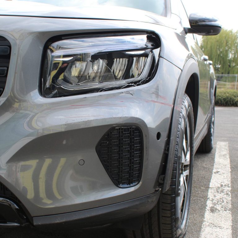 Vorher: Unfallschaden an der Front eines Mercedes – Autoklinik Bludau Braunschweig