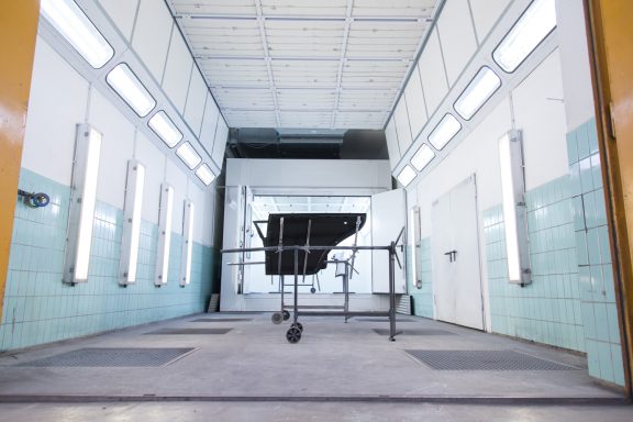 Lackierkabine mit Fahrzeugteil zur Lackierung – Autolackierung Bludau Braunschweig