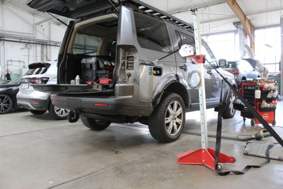 Kalibrierung der Fahrerassistenzsysteme an einem SUV – Autoklinik Bludau Braunschweig
