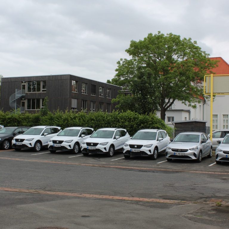 Leihwagen der eigenen Mietwagenflotte auf dem Hof – Autoklinik Bludau Braunschweig