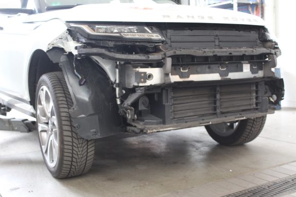 Unfallschaden an der Fahrzeugfront mit demontierter Stoßstange – Karosseriereparatur Braunschweig