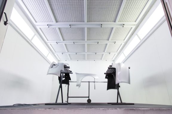 Lackierkabine mit Lackierständern – Autoklinik Bludau Braunschweig