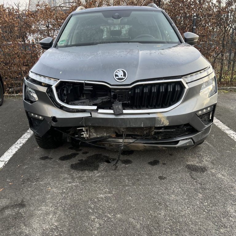 Vorher: Skoda mit Frontschaden nach Unfall – Autoklinik Bludau Braunschweig